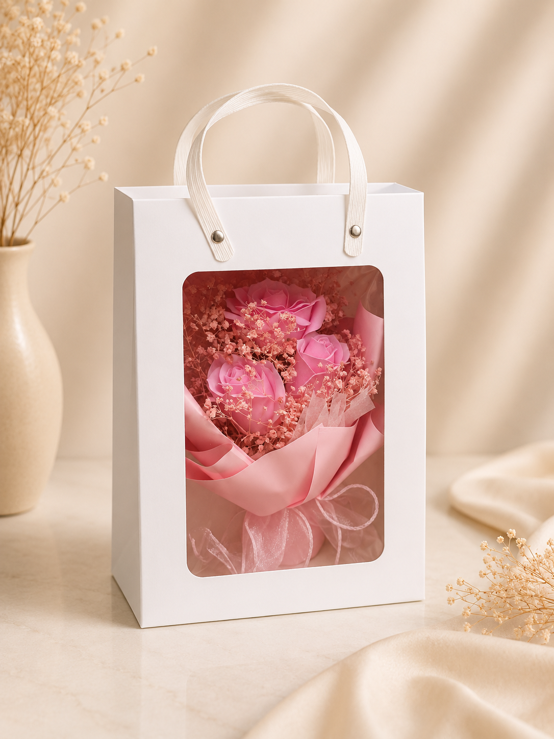 Beyaz Çantalı Kutuda Pembe Solmayan Gül Buketi – Romantik Hediye Çiçek