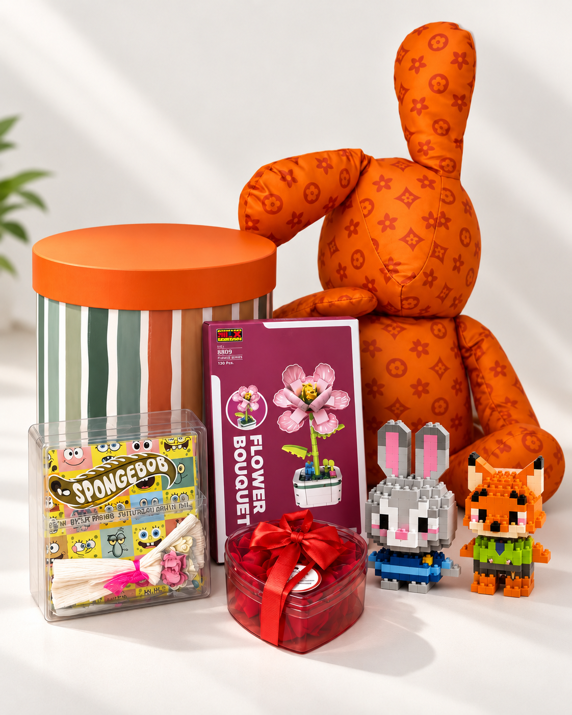 Turuncu Peluş Tavşanlı Hediye Kutusu – Çiçek ve Mini Bricks Seti